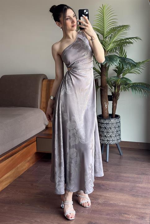 Gri Tek Omuz Dekolte Detaylı Kendinden Desenli Elbise