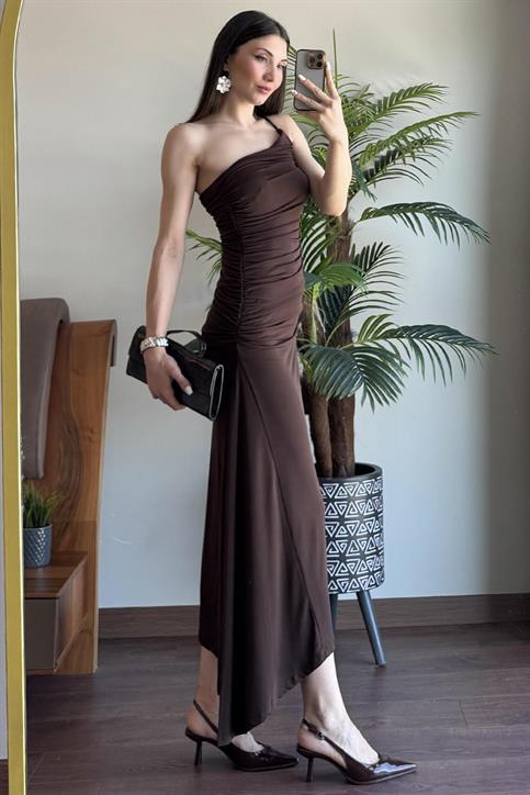 Kahverengi Drape Detaylı Tek Omuz Elbise