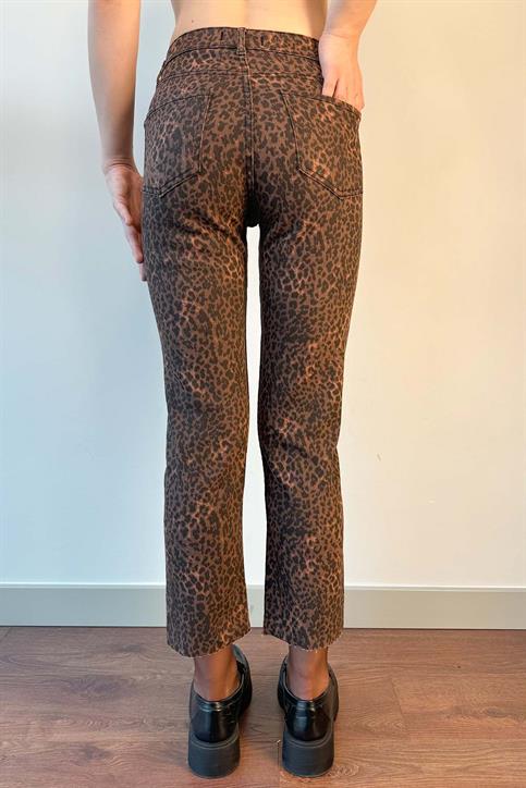 Kahverengi Leopar Desenli Paçası Kesik Boy Fit Jean