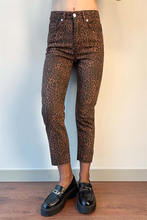 Kahverengi Leopar Desenli Paçası Kesik Boy Fit Jean