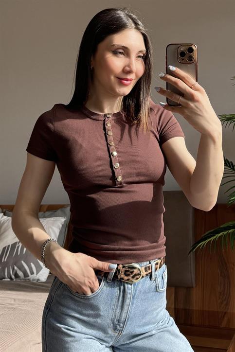 Kahverengi Önü Çıt Çıtlı Kaşkorse T Shirt