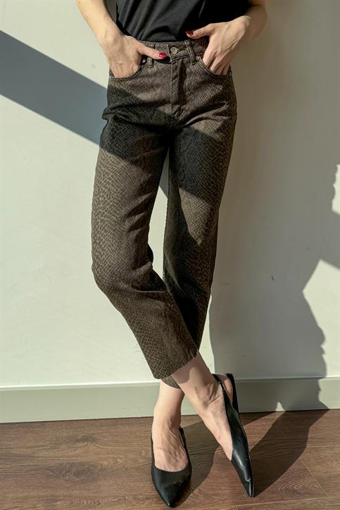 Kahverengi Yılan Desenli Paçası Kesik Boy Fit Jean