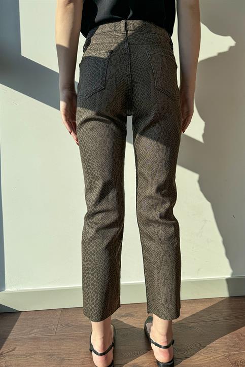 Kahverengi Yılan Desenli Paçası Kesik Boy Fit Jean