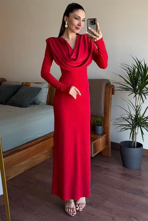 Kırmızı Pileli Degaje Yaka Elbise