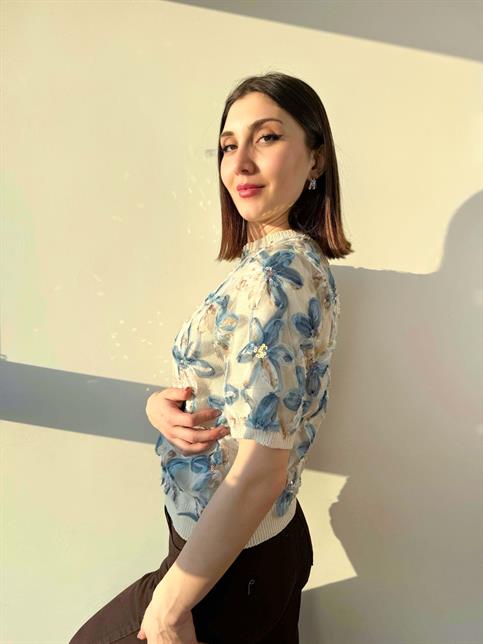 Krem Çiçek Detaylı Triko Kazak