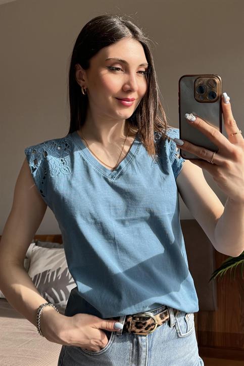 Mavi Kolu Nakışlı T-Shirt