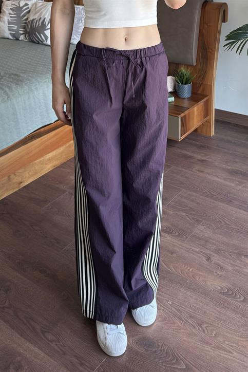 Mürdüm Yanı Şerit Detaylı Pantolon