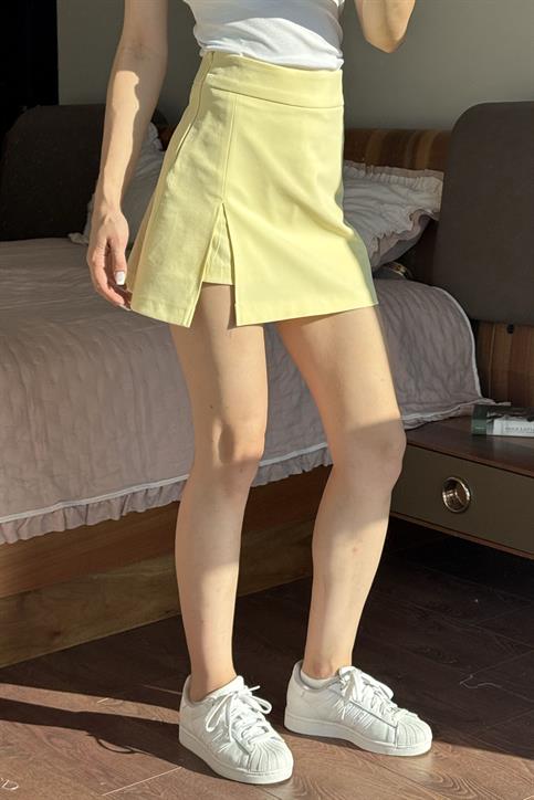 Sarı Tek Yırtmaçlı Çan Kesim Mini Şort  Etek