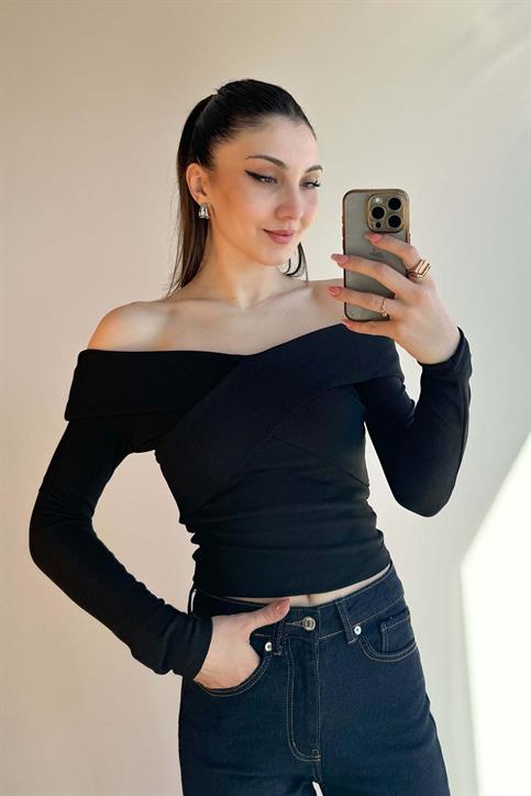 Siyah Çapraz Detaylı Madonna Yaka Bluz