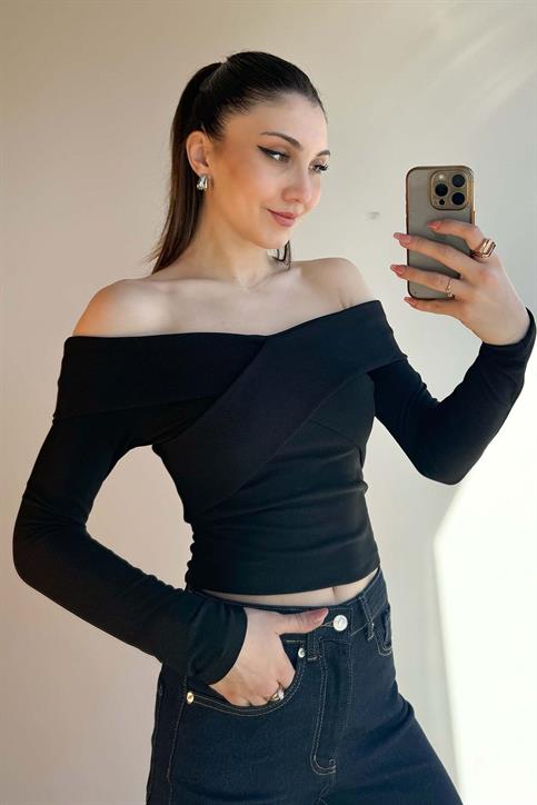 Siyah Çapraz Detaylı Madonna Yaka Bluz