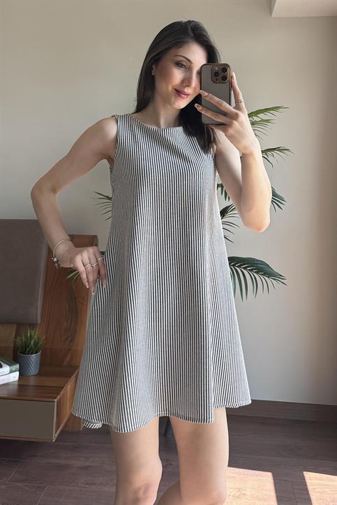 Siyah Çizigli Arkadan Fermuarlı Elbise