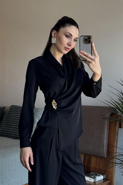 Siyah Kruvaze Yan Tokalı Bluz