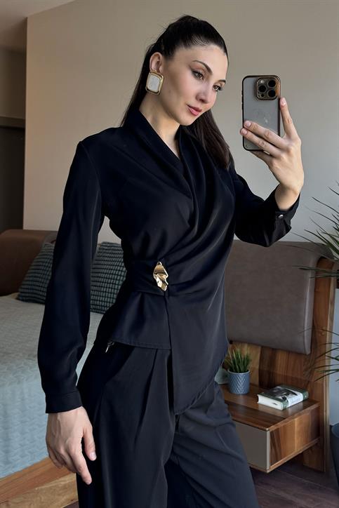 Siyah Kruvaze Yan Tokalı Bluz