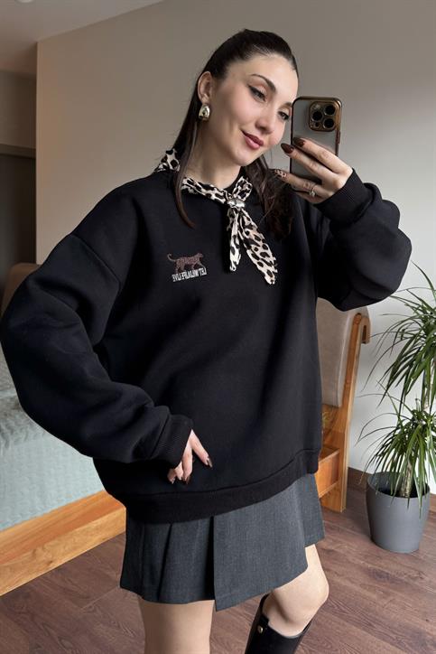 Siyah Leopar Nakışlı Fular Detaylı Sweatsihrt