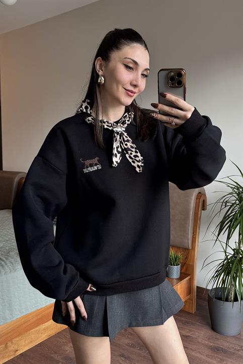 Siyah Leopar Nakışlı Fular Detaylı Sweatsihrt