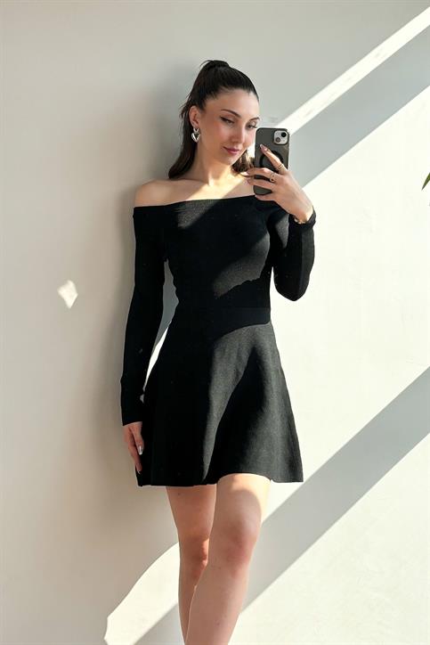 Siyah Madonna Yaka Triko Elbise