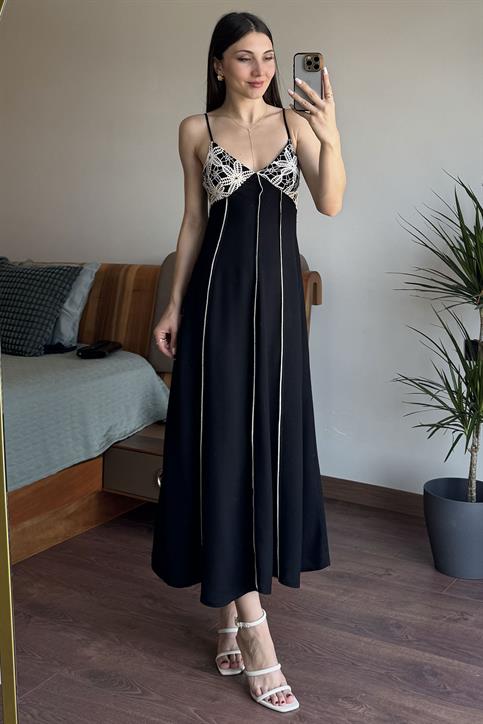 Siyah Nakışlı Elbise