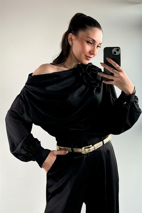 Siyah Omuz Gül Detaylı Bluz