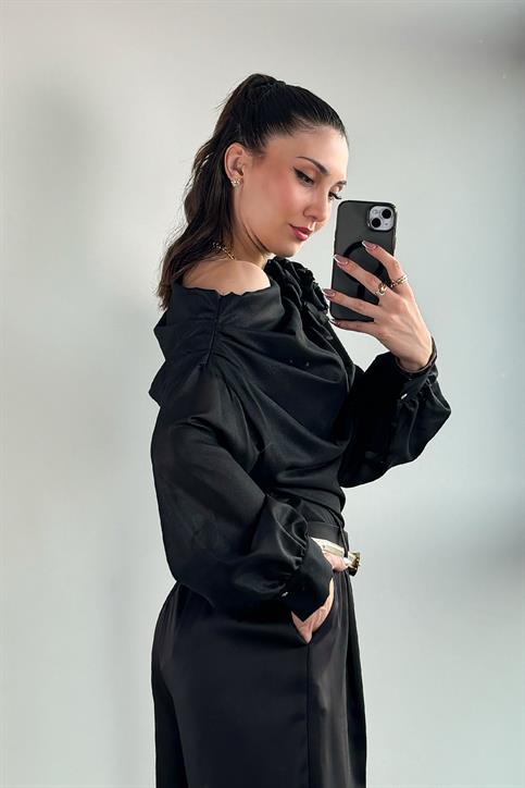 Siyah Omuz Gül Detaylı Bluz