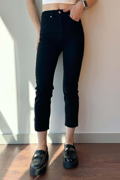 Siyah Paça Kesik Boyfit Jean
