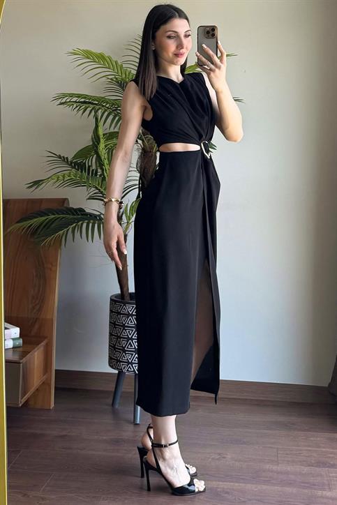 Siyah Toka Detaylı Dekolteli Elbise