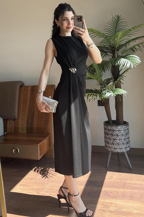 Siyah Toka Detaylı Pileli Elbise