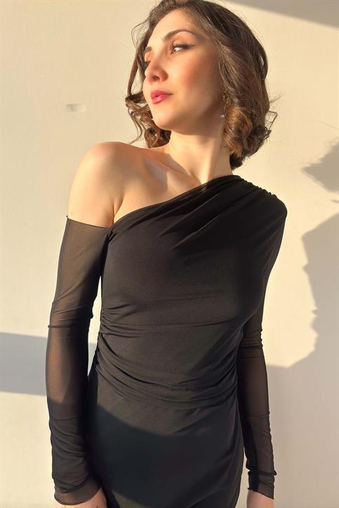 Siyah Tül Kollu Tek Omuz Drapeli Elbise