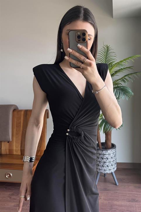Siyah V Yaka Toka Detaylı Elbise