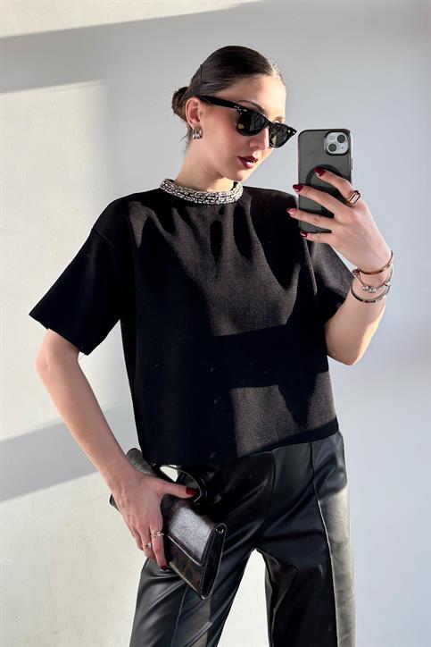 Siyah Yaka Taşlı Rayon Triko