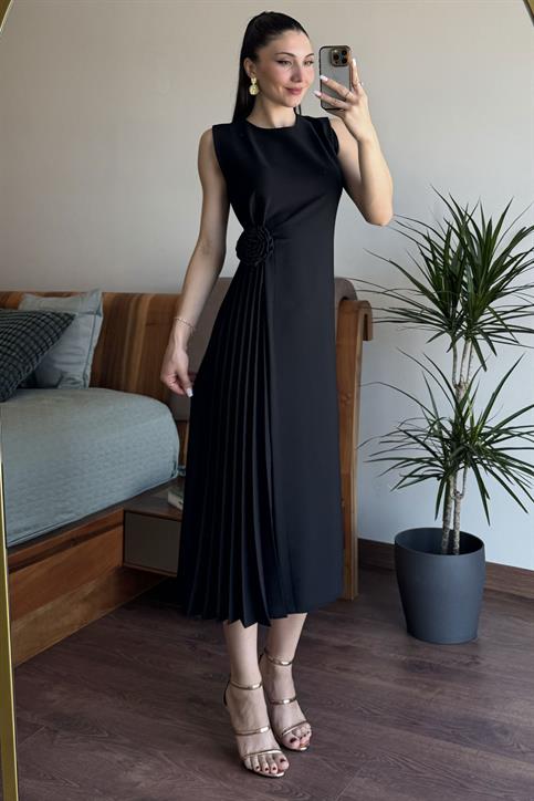 Siyah Yanı Piliseli Gül Detaylı Elbise