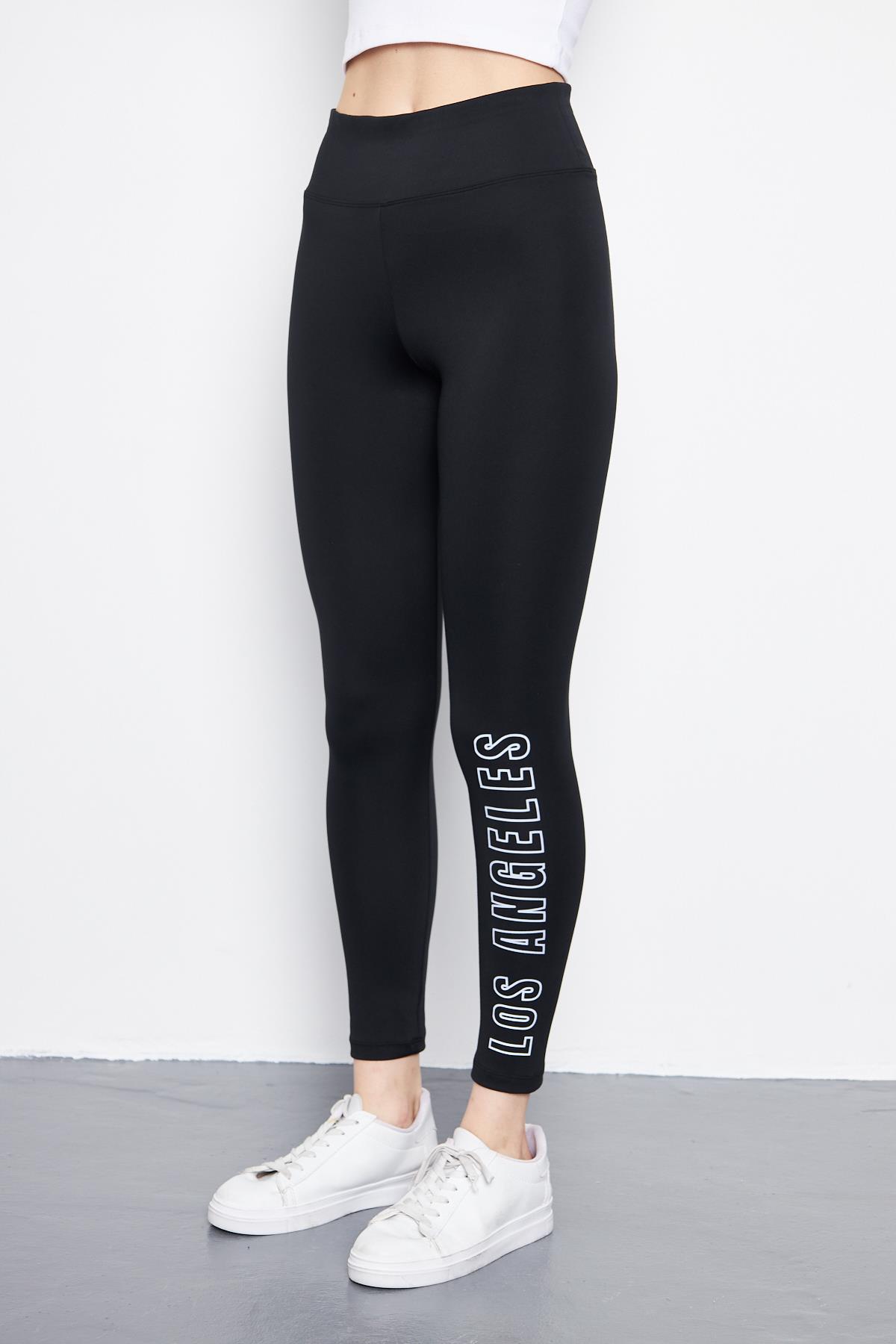 Tayt kiygan xizmatchi