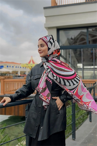 Betülün Pastel Pembe Dila Desen İpek Şal Tercihi