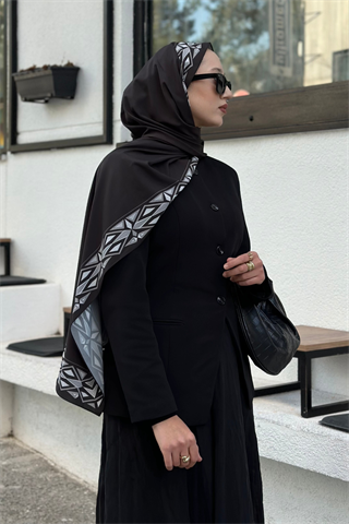 Beyza'nın Siyah Venedik Desen Pamuk Vual Şal Tercihi