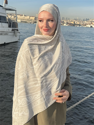 Derya'nın Bej Zeren Desen İpek Şal Tercihi