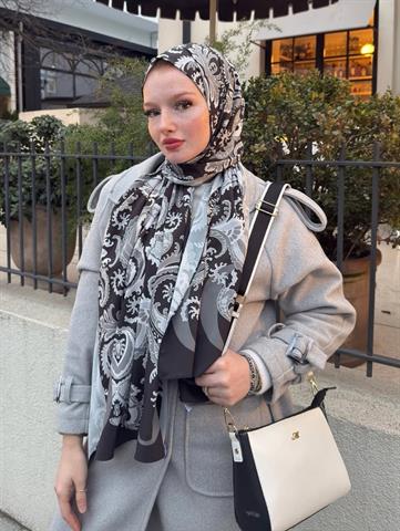Derya'nın Siyah Deva Desen Pamuk Vual Şal Tercihi