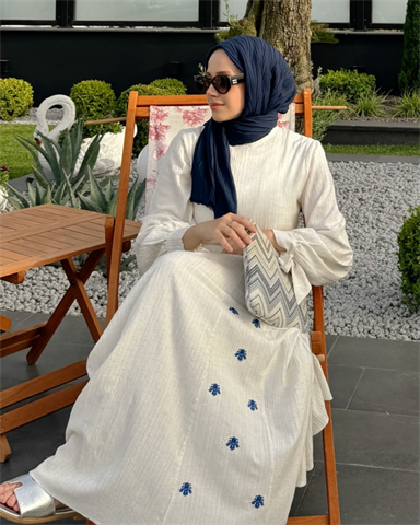 Feyza Hakyemez'in Lacivert Piliseli Bambu Şal Tercihi