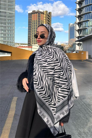 Halimanın Siyah Zebra Desen İpek Şal Tercihi