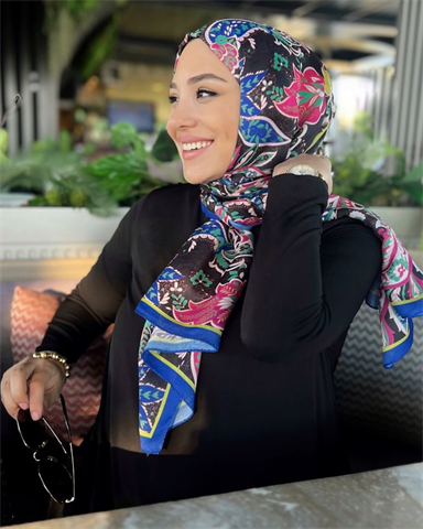 Hazal Aydının Saks Mavi & Siyah Retro Desen Şal Tercihi