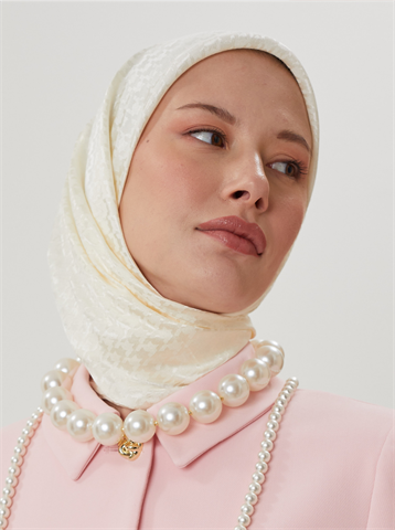 Kırık Beyaz Kazayağı Desen Parlak Jakar Eşarp