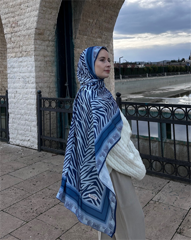 Mervenin Mavi Zebra Desen İpek Şal Tercihi