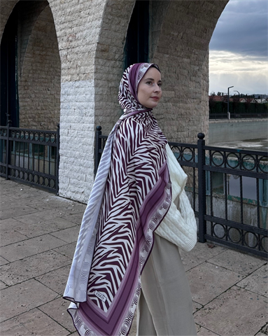 Mervenin Mor Zebra Desen İpek Şal Tercihi