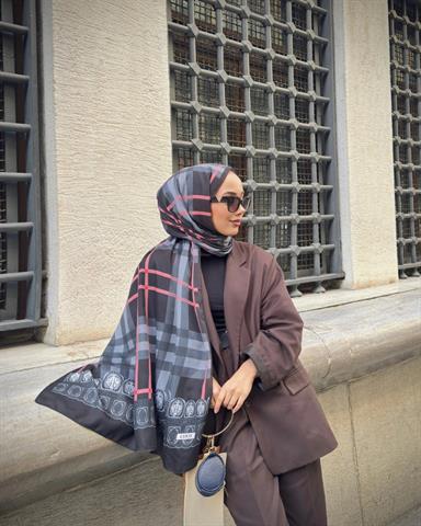 Şulenin Siyah Tartan Desen Şal Tercihi 