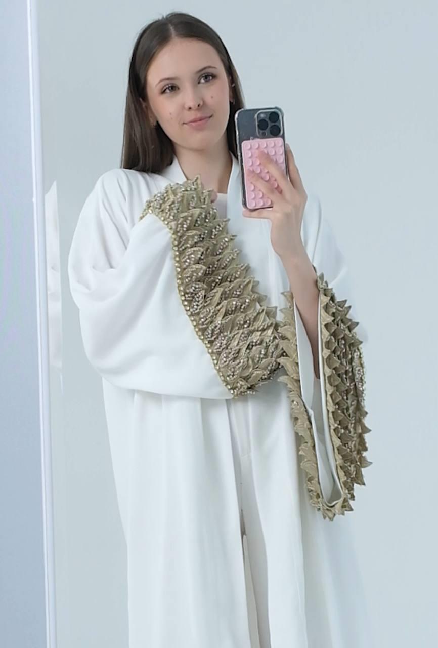 Beyaz Abaya Zarif Altın Dokunuş