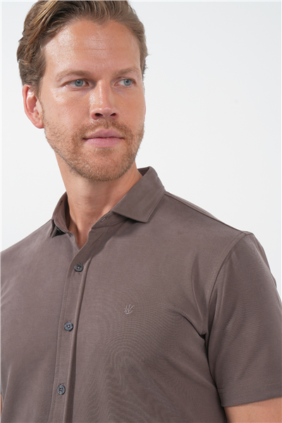 Kahverengi İtalyan Yaka Kısa Kol Cepsiz Slim Fit Esnek Gömlek 1004260159