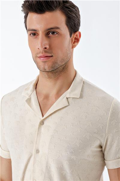 Bej Kısa Kollu Desenli Jakarlı Apaş Yaka Cepsiz Casual Slim Fit Dar Kesim Gömlek 1004230150
