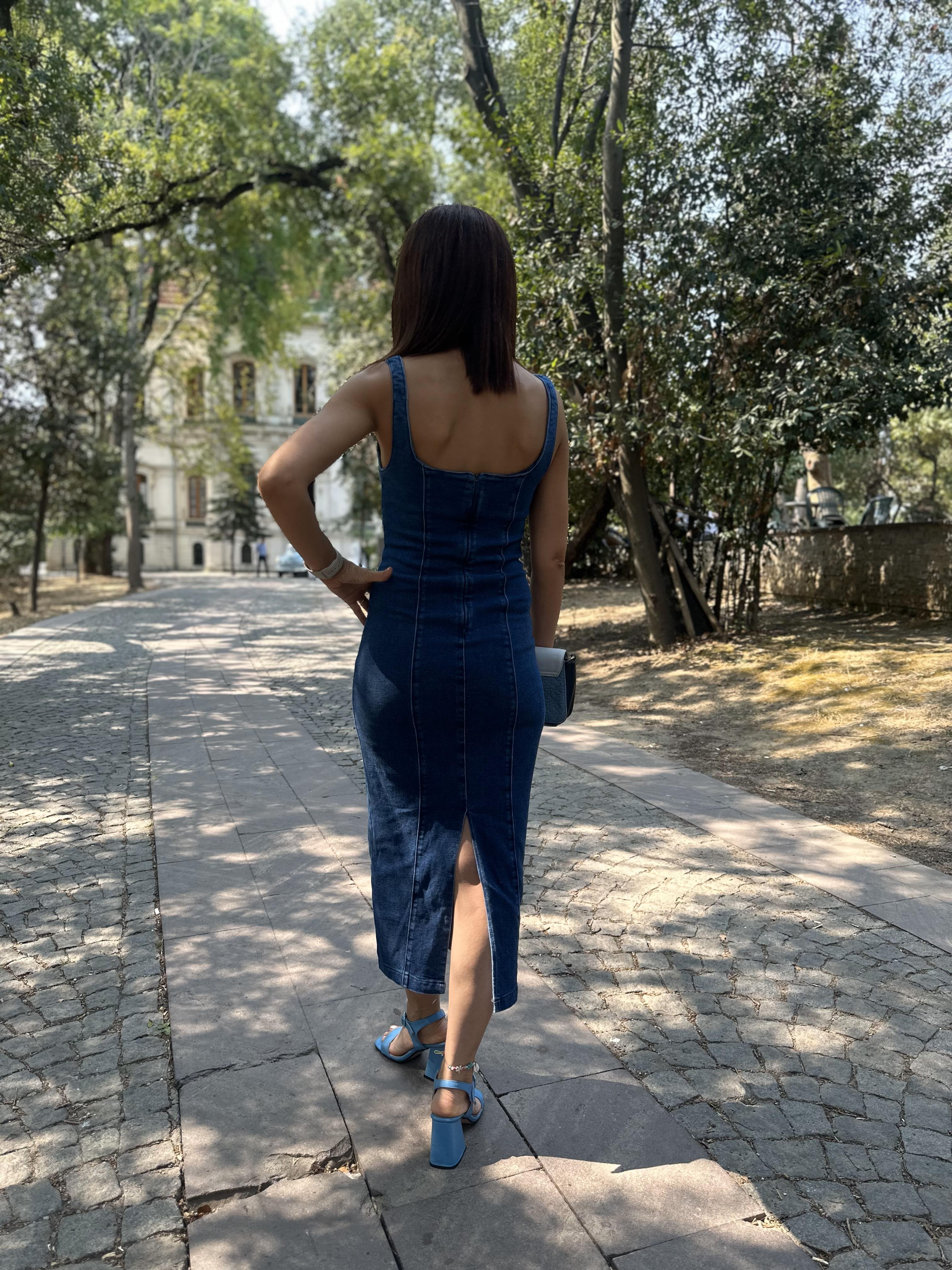 Kalın Askılı Midi Boy Lycralı Arkadan Yırtmaçlı Mavi Denim Elbise