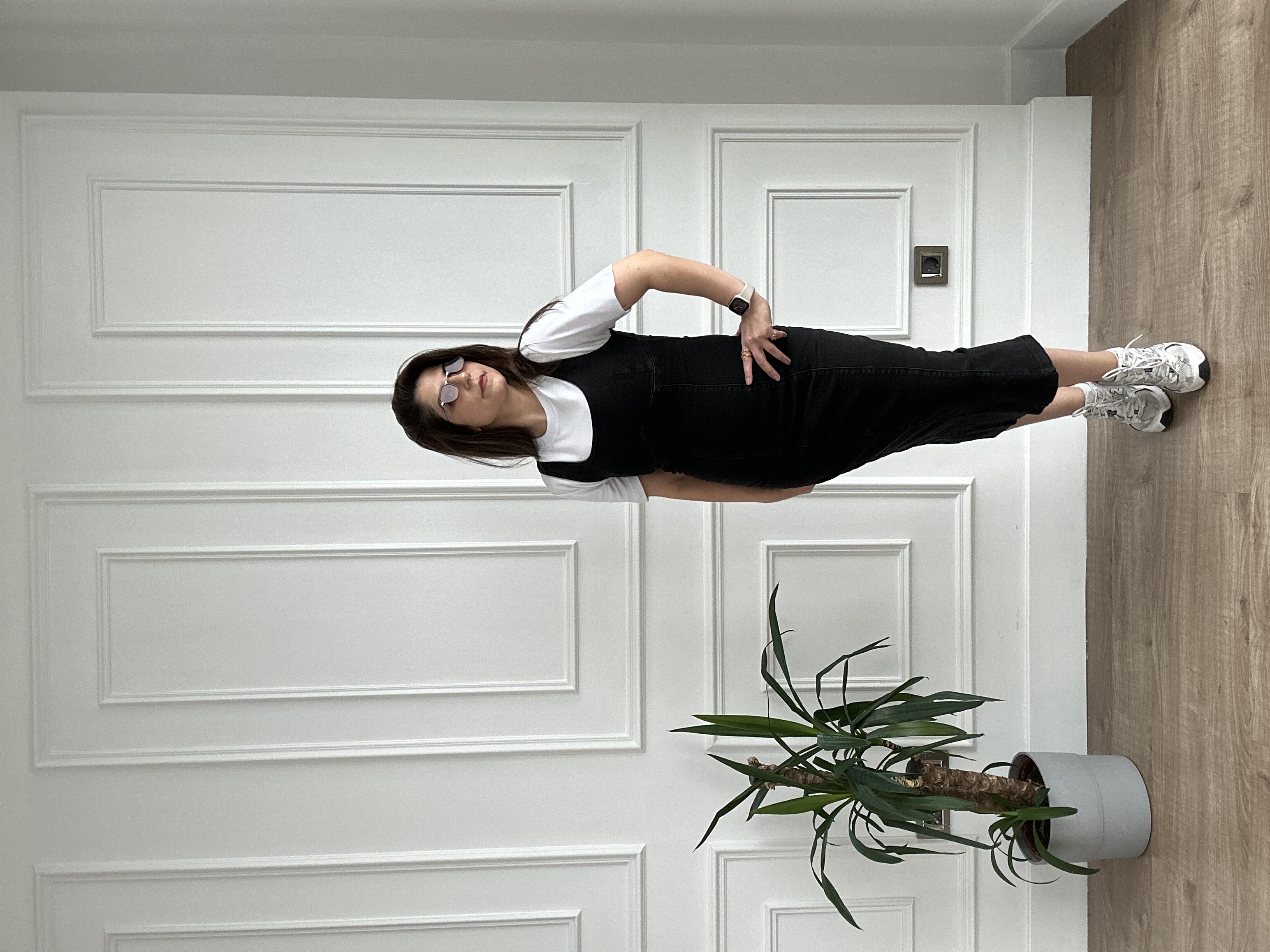 Kalın Askılı Midi Boy Arkadan Yırtmaçlı Siyah Yıkamalı Denim Elbise