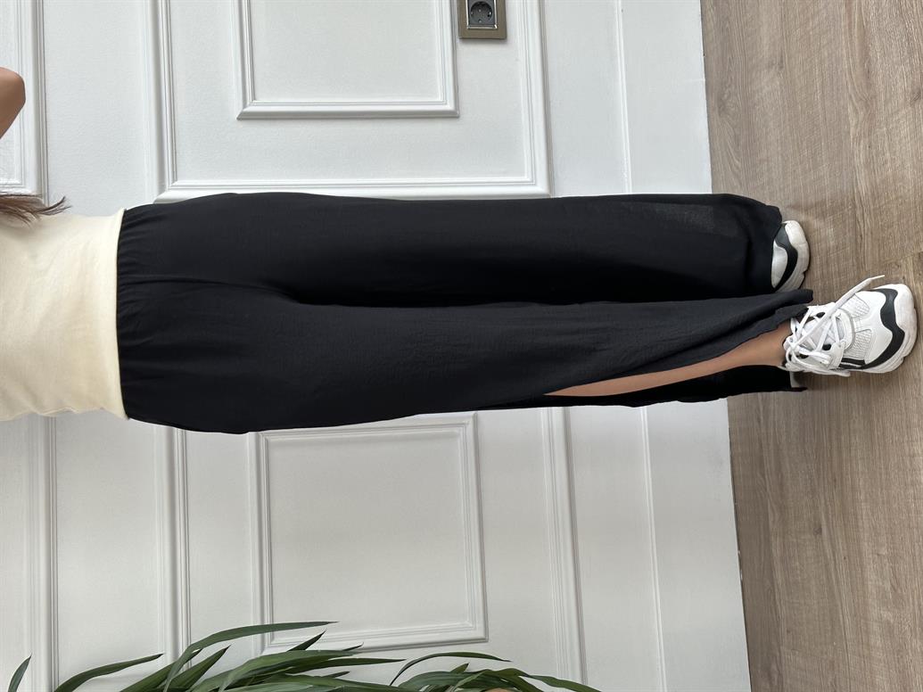 Siyah Yırtmaçlı Geniş Paça Pantolon