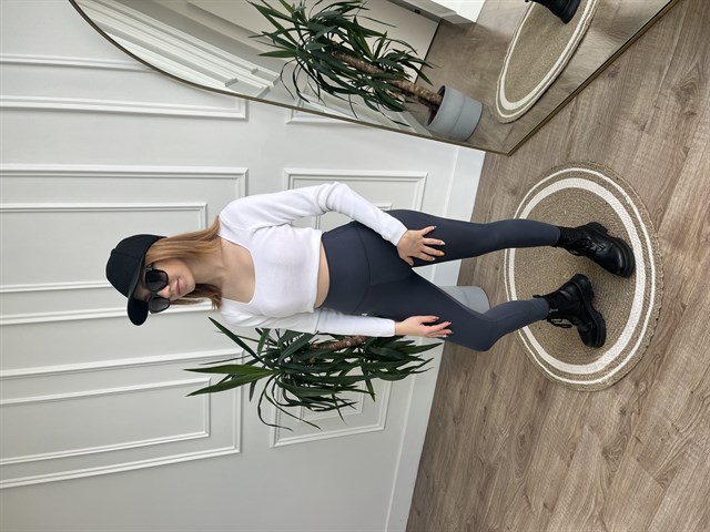 Beyaz Kare Yaka Kazak