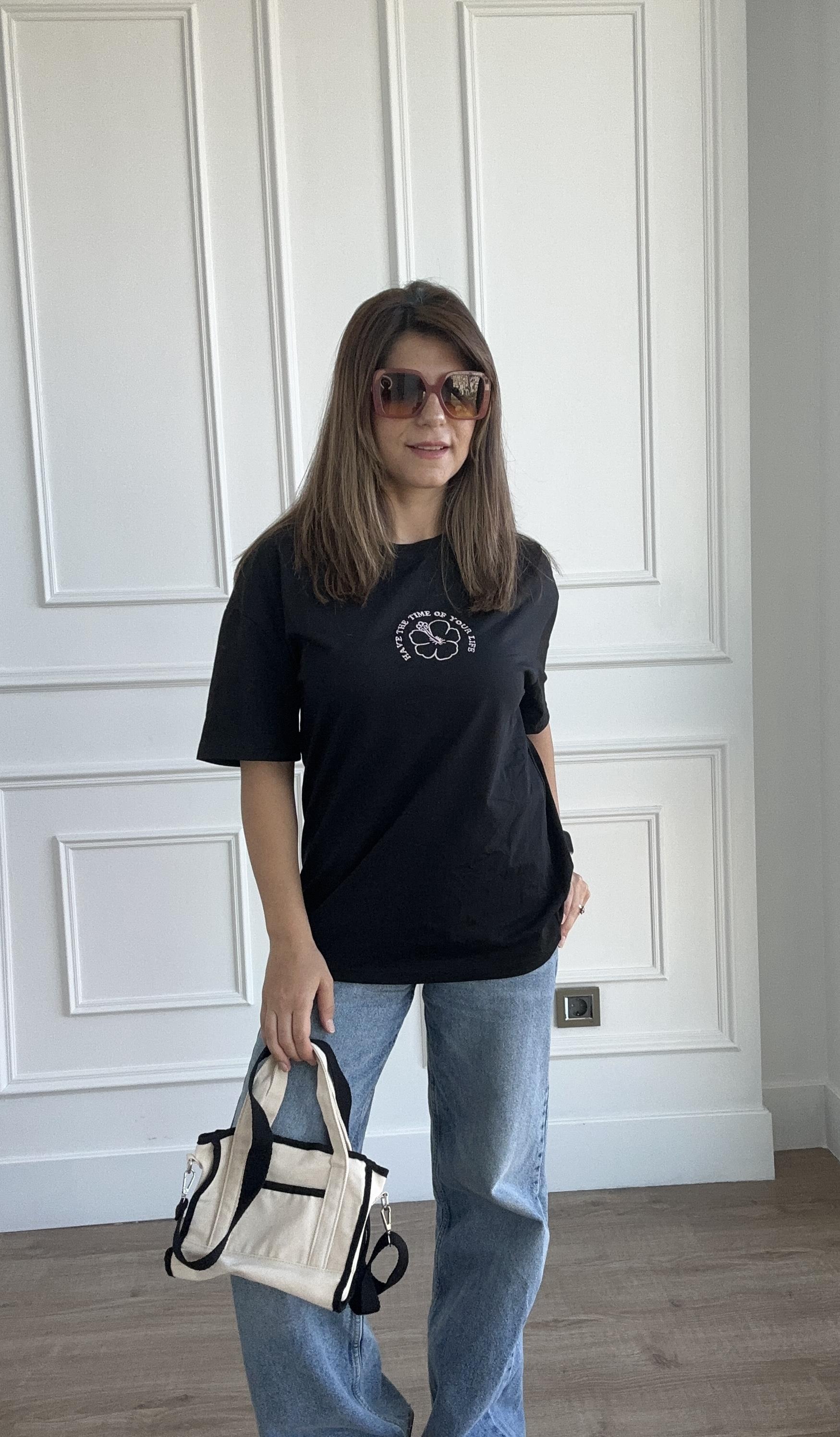 Siyah Çiçek Nakışlı Tişört
